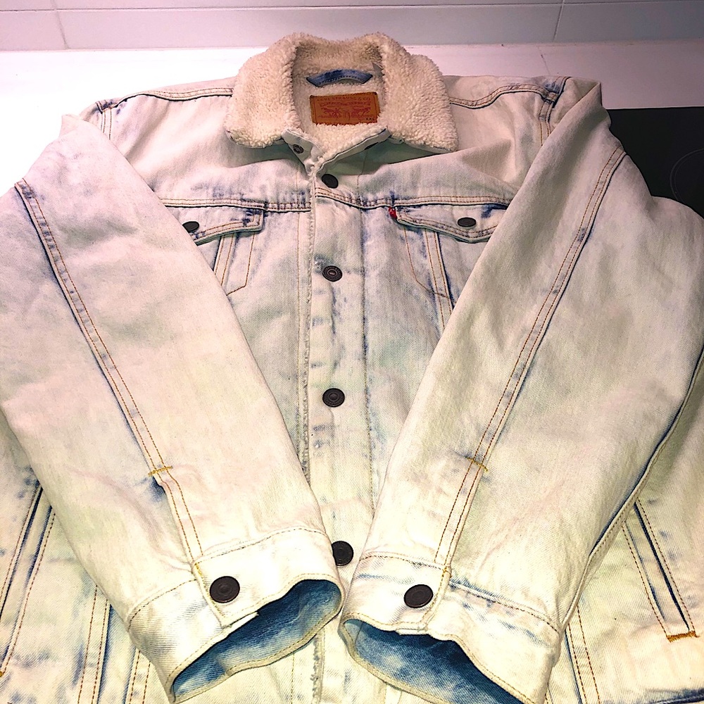 Levi’s Stonewashed Trucker jacket w/ Sherpa lining